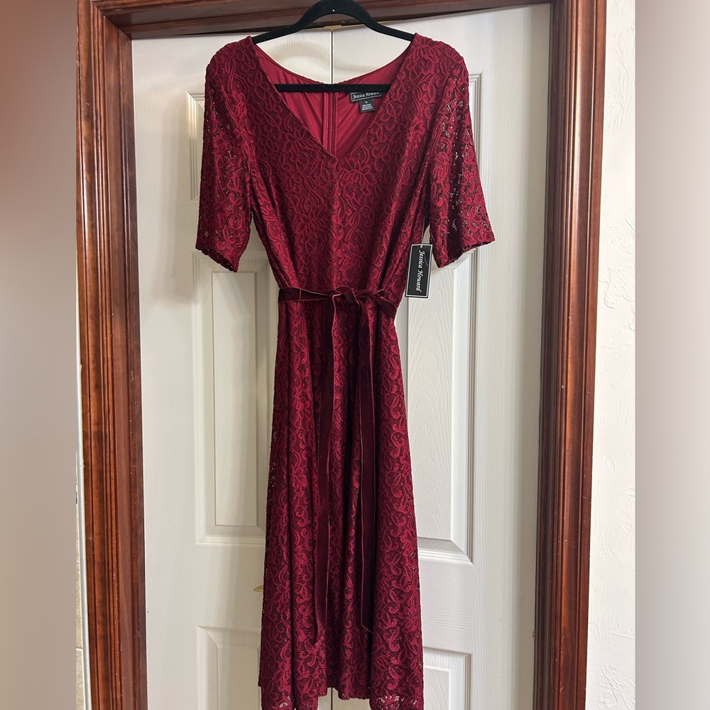 Jessica Howard Short Sleeve V-Neck Lace Dress.     New With Tags